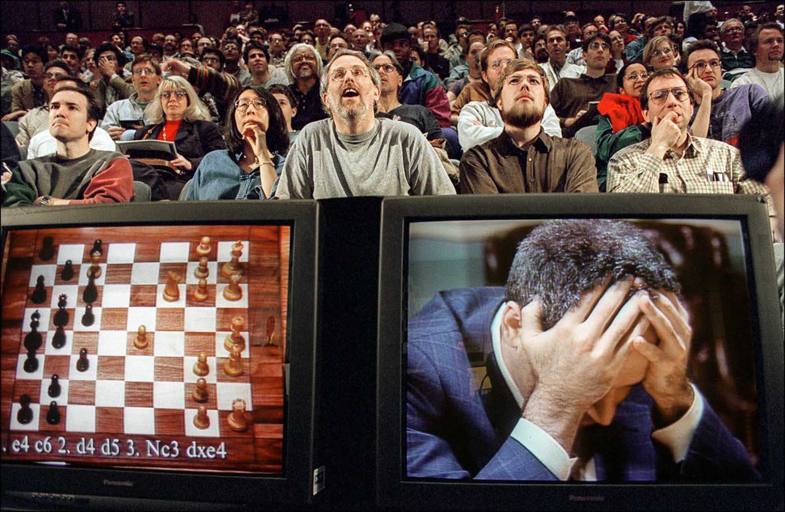 Los espectadores contemplan la partida decisiva entre Kasparov y el ordenador Deep Blue. - 
