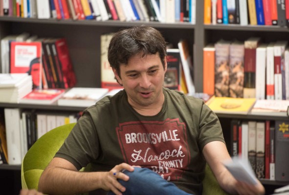 Raúl Cornejo: “El acto de la escritura no deja de ser un acto irracional radical, cercano a la locura”