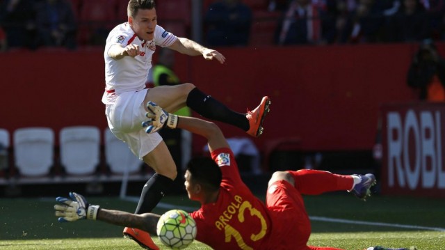 Un luchador Villarreal cae ante el Sevilla que sigue peleando por la cuarta plaza