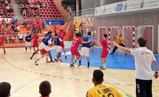 El Benidorm sufre para imponer su mayor poderío físico