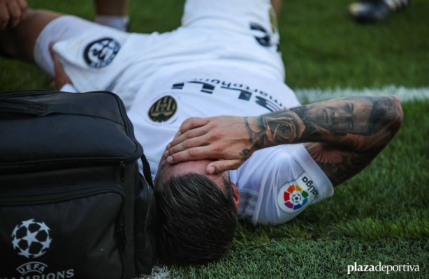 Santi Mina sufre una fuerte contusión en la meseta tibial y será baja los próximos partidos