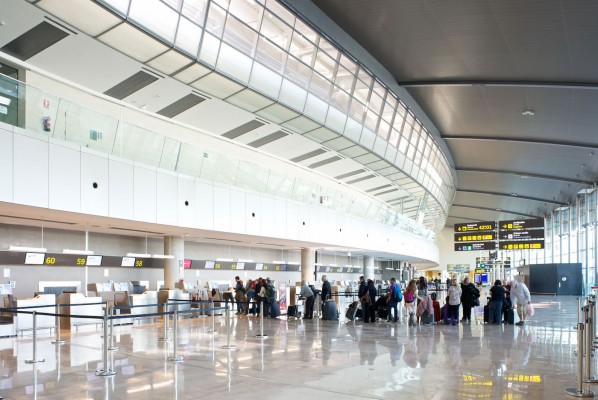 El aeropuerto de Valencia registra 328.000 pasajeros en febrero, un 20% más