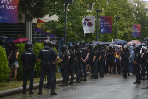 Profesores y estudiantes en huelga protestan en la apertura de curso universitario que preside el Rey