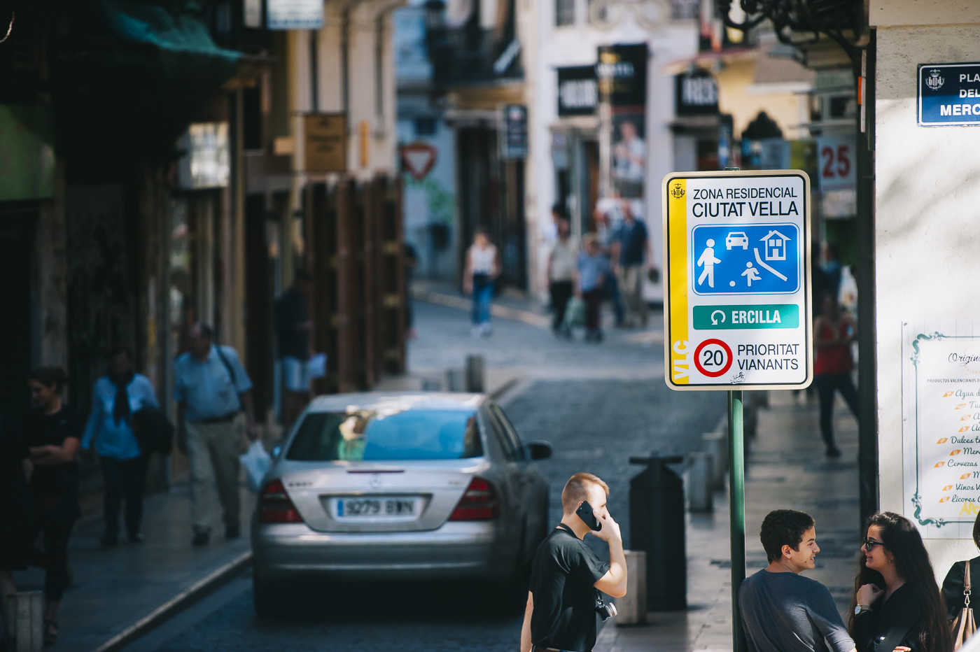 Señal de reducción de velocidad en Ciutat Vella. Foto: KIKE TABERNER - 