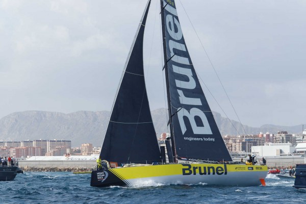 Salida de los barcos de la Volvo Ocean Race desde el mar (Fotos: PEPE OLIVARES)