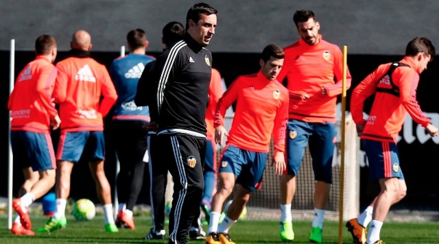 Neville se encierra durante una hora con sus jugadores en Paterna