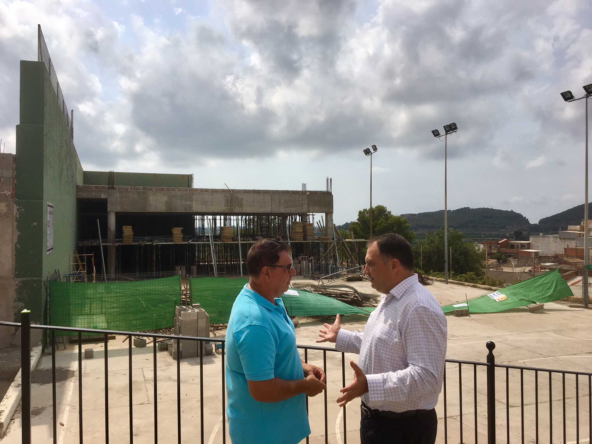 El alcalde de la Llosa, Joaquín Llopis, y el diputado de Promoción Económica, en un espacio en rehabilitación. - 