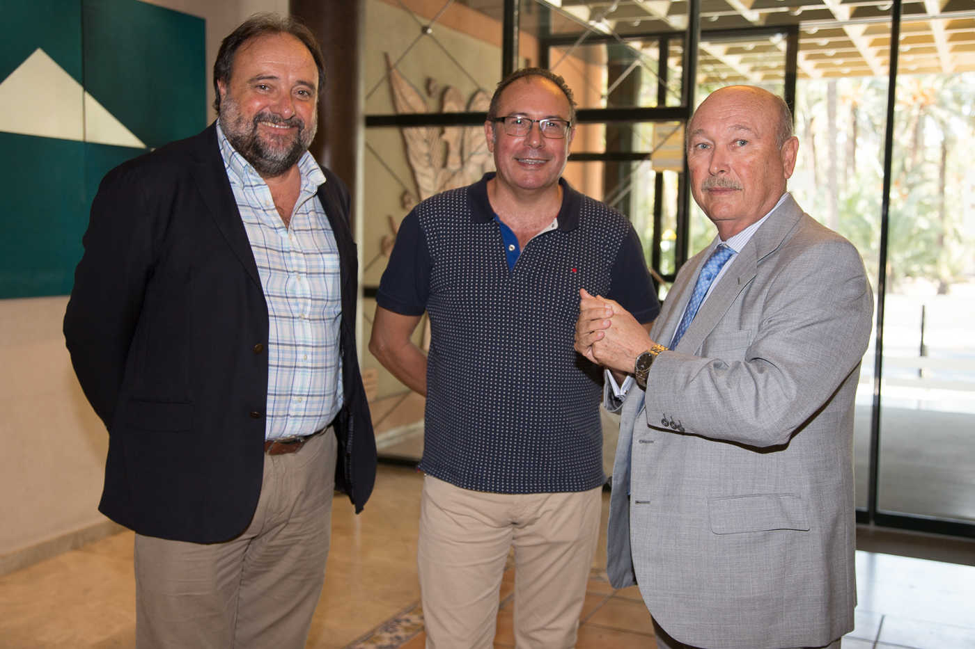 Almuerzo entre el conseller Rafa Climent y la asociación Elche Piensa (fotos PEPE OLIVARES)