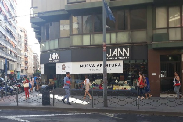 La tienda alicantina de maletas JANN ocupa el local vacío junto al Corte Inglés de Federico Soto