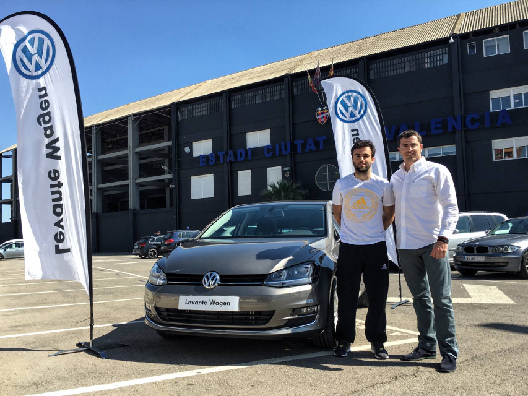 Levante Wagen entrega su coche al jugador del Levante UD, Giuseppe Rossi