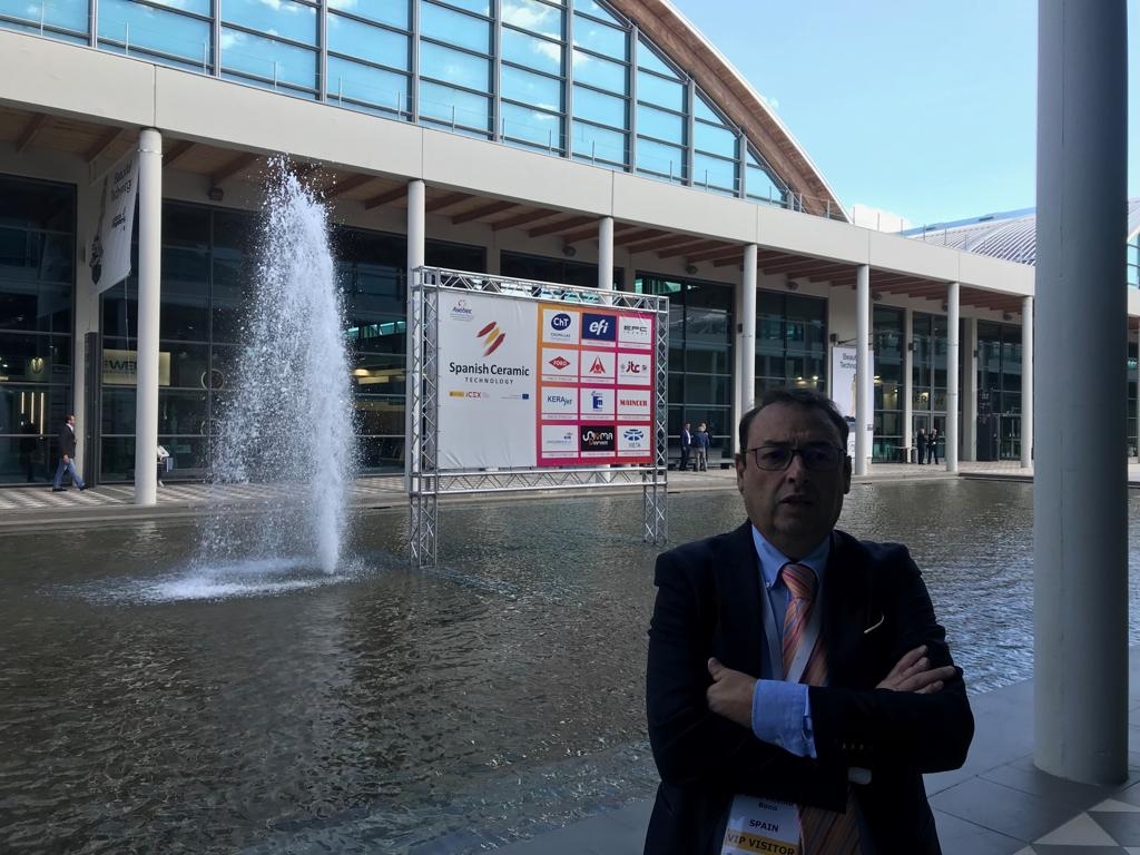 El presidente de Asebec, Juan Vicente Bono, a las puertas del Rimini Expo Centre, donde se celebra Tecnargilla. - 