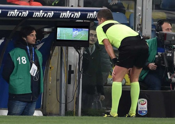 La UEFA aprueba la utilización del VAR para la próxima 'Champions'
