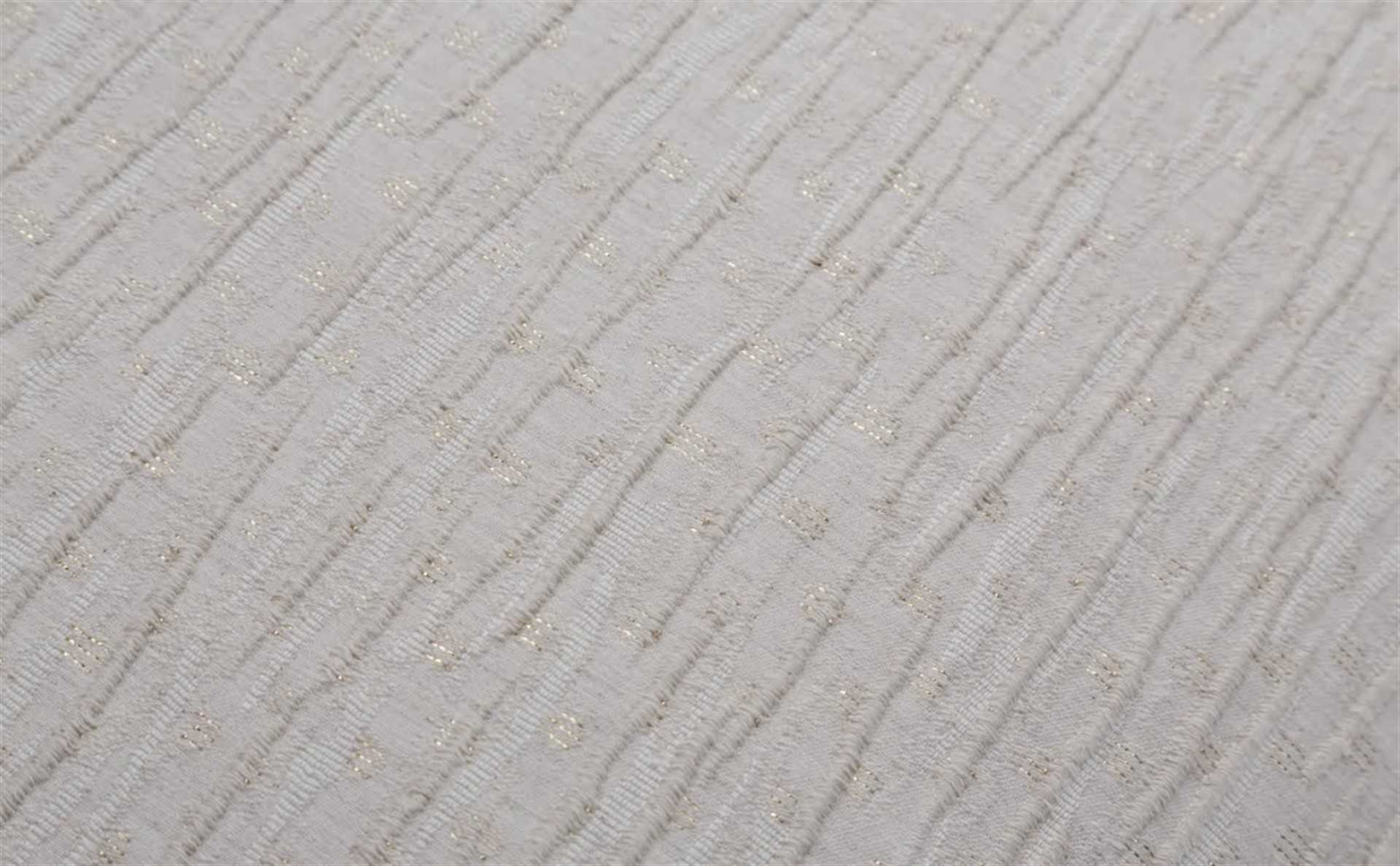 Una empresa textil valenciana hace colchas con los plásticos basura del mar