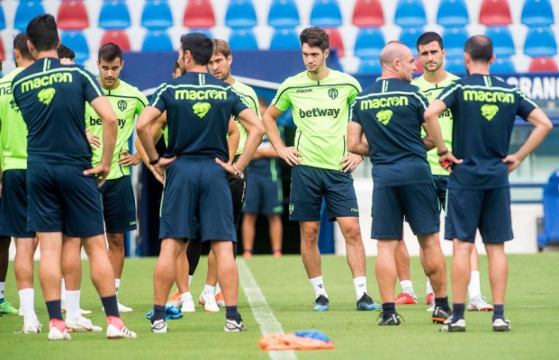 Paco López dedica una hora a charlar con sus futbolistas