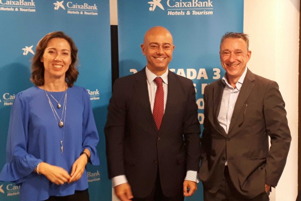 CaixaBank y APHA firman un
acuerdo de colaboración para impulsar el sector hotelero
