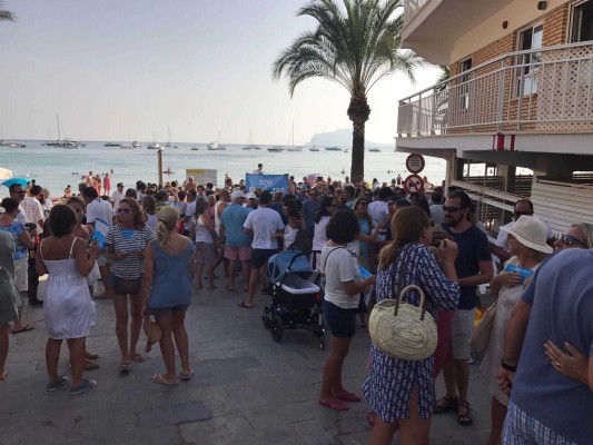 Protesta vecinal contra la restauración de la playa El Portet de Moraira
