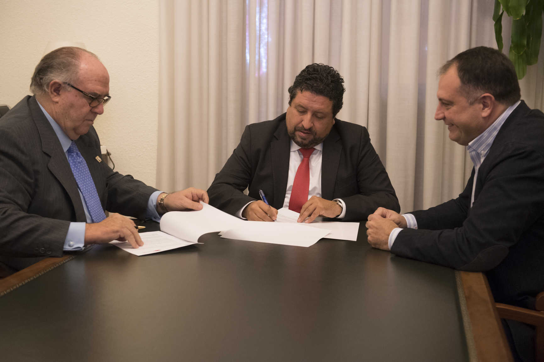 El presidente de la SECV, Miguel Campos, con Javier Moliner y Salvador Aguilella. - 