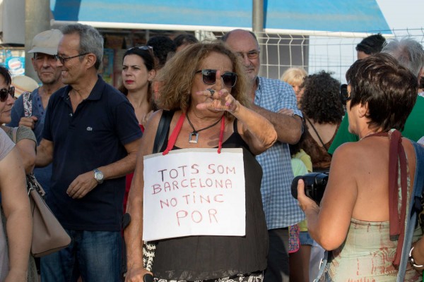 Concentración en Alicante para condenar los atentados en Cataluña (Fotos: PEPE OLIVARES)