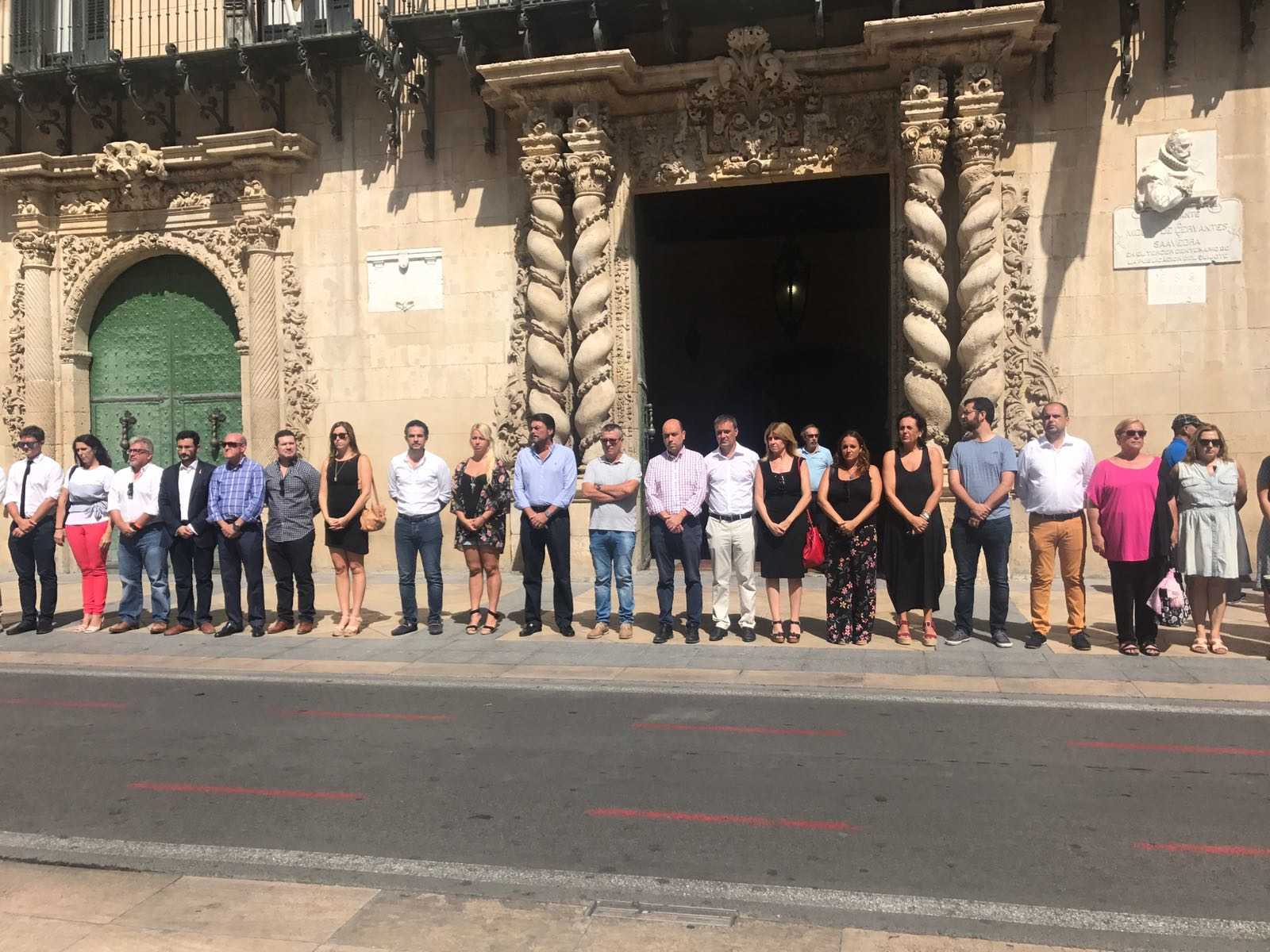 Repulsa a los atentados de Barcelona en los ayuntamientos de la provincia (Fotos: AP)