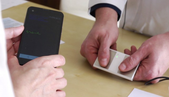 Un dispositivo móvil previene el riesgo de ictus para concienciar sobre la fibrilación auricular