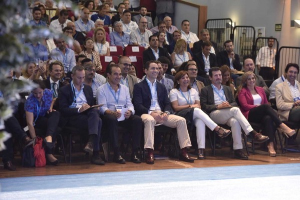 Algo ha cambiado en el PP: las 'casadistas' ya ocupan las primeras filas