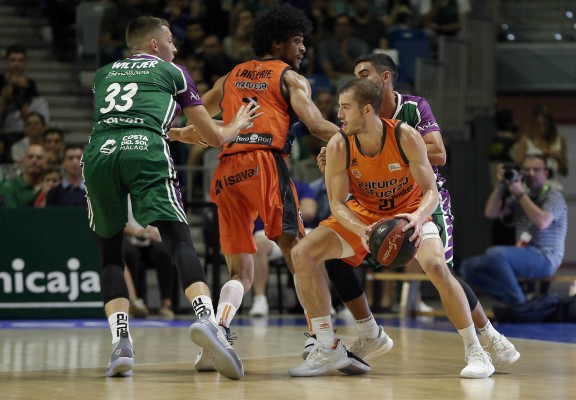 Un dócil Valencia Basket acaba barrido en su estreno liguero ante un Unicaja muy superior (86-73)