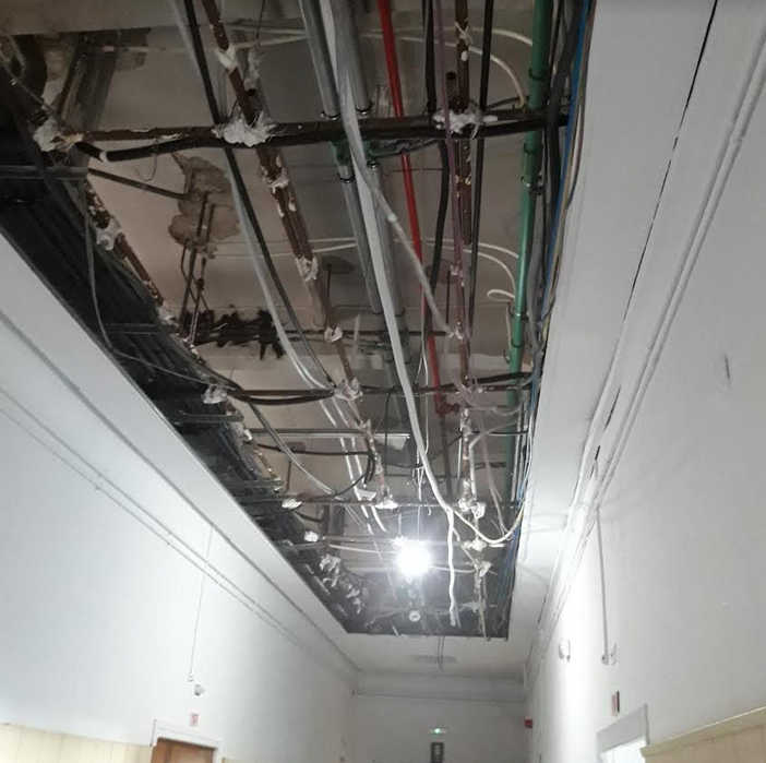 El Hospital de la Malvarrosa lleva meses con cables del techo al descubierto 