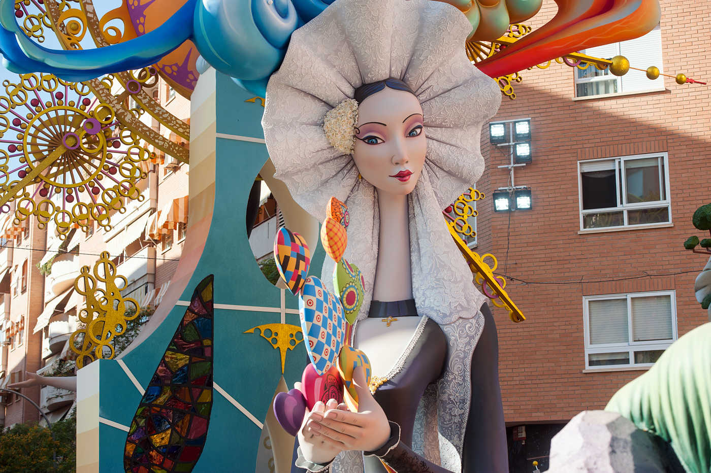 Les Fogueres Especials toman las calles de Alicante (Fotos: RAFA MOLINA/PEPE OLIVARES)