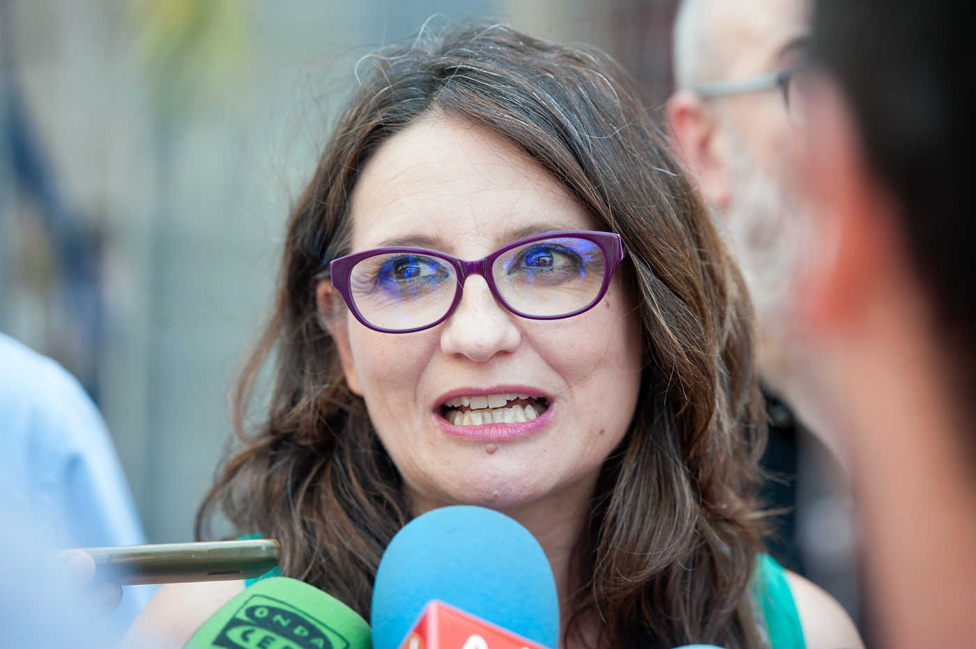 Mónica Oltra en la mascletà de les Fogueres de Alicante  (fotos RAFA MOLINA)