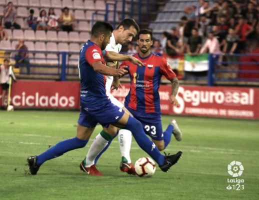 El Elche se mantiene a un punto de la salvación