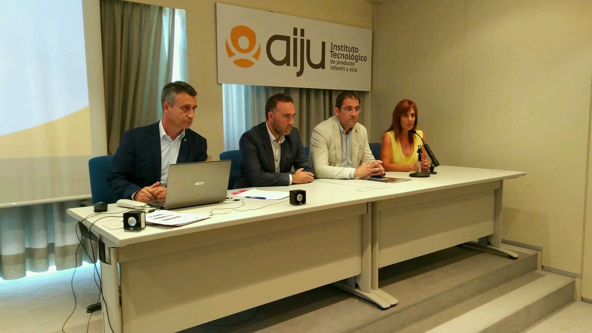 
Encuentro empresarial Plataforma 8 de marzo y AIJU en Ibi (fotos PEPE OLIVARES)