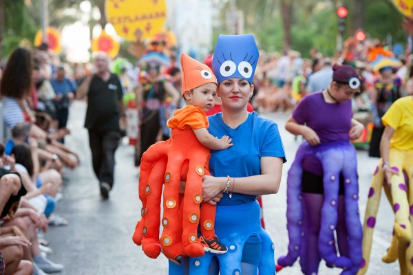 Desfile del Ninot de les Fogueres de Alicante (Fotos: RAFA MOLINA)