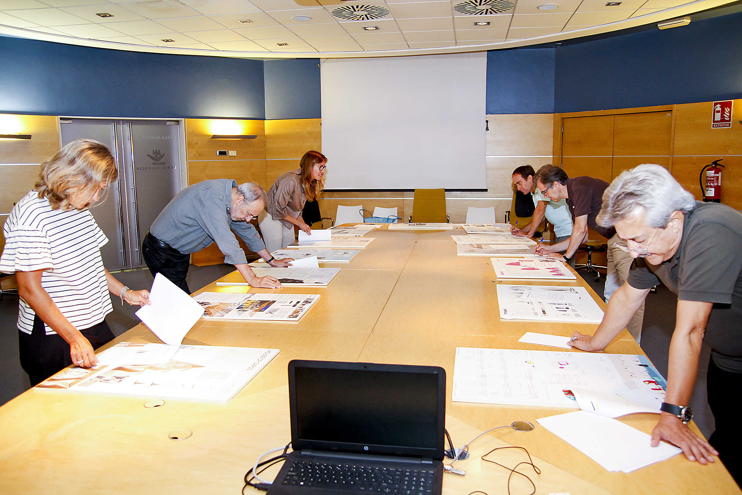 El jurado, reunido durante la elección del proyecto ganador. - 