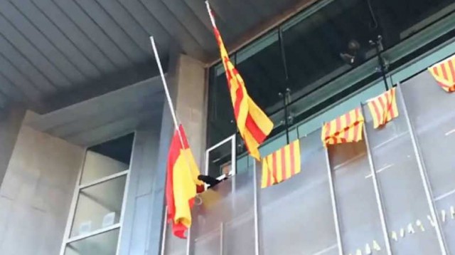 Los CDR entran a la fuerza en la Delegación del Gobierno de Girona y retiran la bandera española