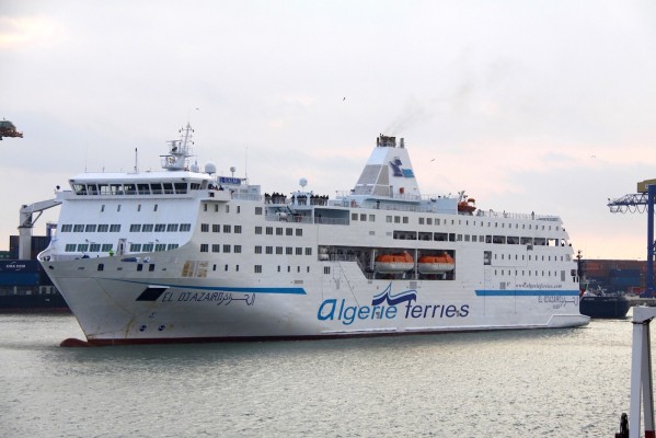 Valenciaport pone en marcha una nueva línea de pasajeros y vehículos con Argelia