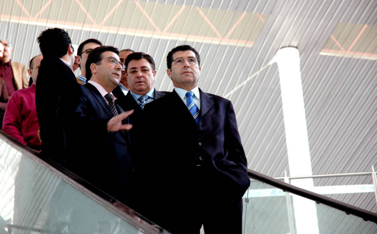 Ortiz, Agüera y Fenoll durante una visita a la estación de autobuses de Benidorm. Foto: AP.  - 