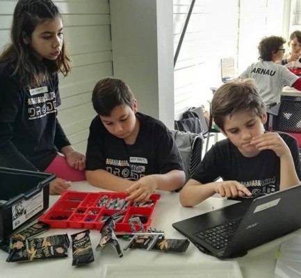Genios abandonados: 3 niños buscan mecenas para poder ir a un concurso internacional de robótica