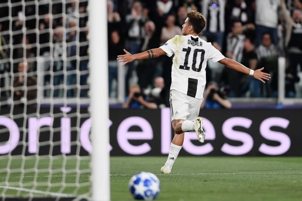Un triplete de Dybala lanza al Juventus, con Cristiano en la grada