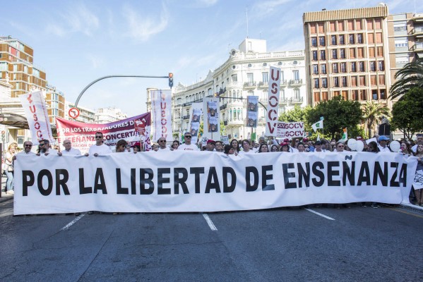 La escuela concertada clama en València contra el arreglo de Marzà (Fotos: EVA MÁÑEZ) 