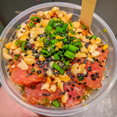 El poké que le chulea al sushi