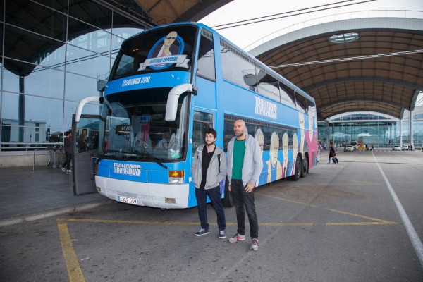 El TRAMAbus de Podemos se pasea por Alicante (fotos PEPE OLIVARES)