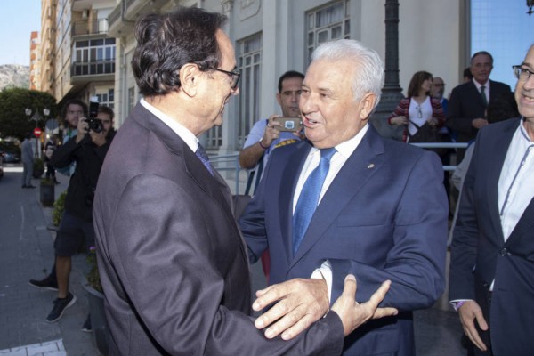 Enfrentamiento de 'guante blanco' entre Aefa y el Consell por el impuesto de donaciones