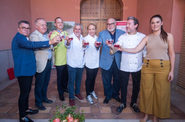 El chef Albert Adrià inaugura la campaña de recogida de la Granada Mollar