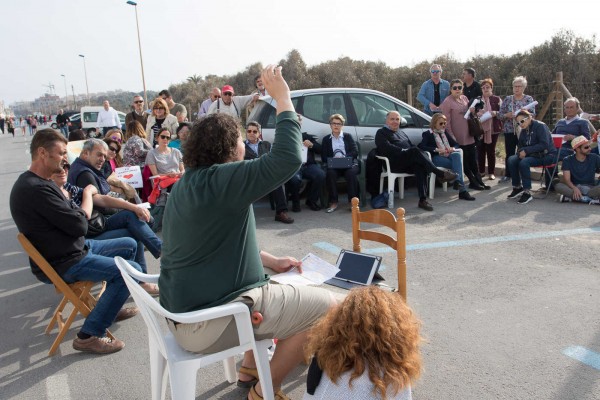 Protesta de los vecinos de la playa de la Babilonia de Guardamar (fotos PEPE OLIVARES)
