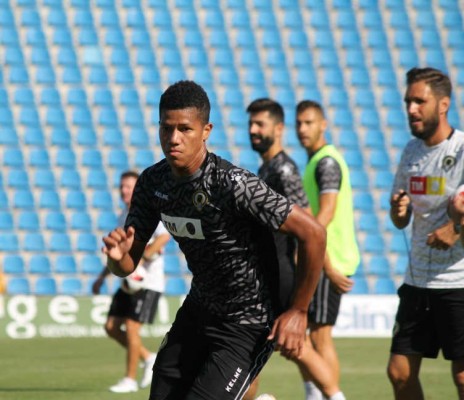 Alvarado dice que está creciendo como persona y futbolista en Alicante