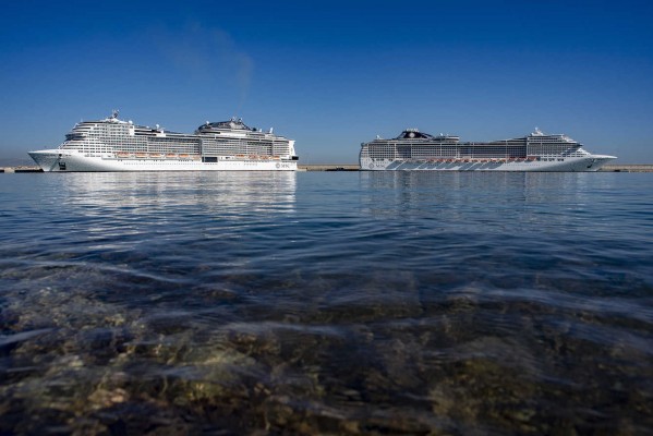 Un ejército de 10.000 cruceristas toma València en un día