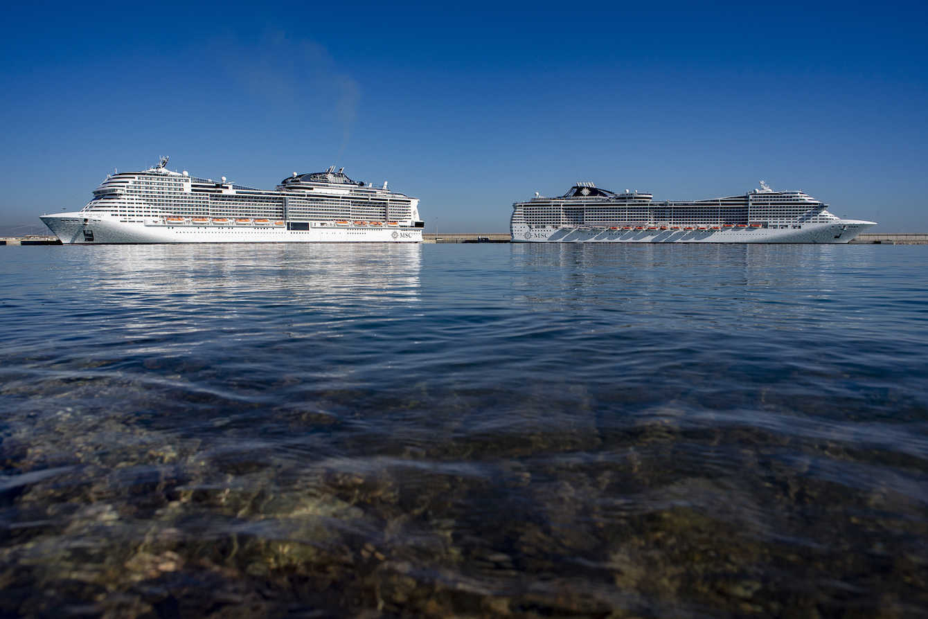 El MSC Meraviglia y MSC Divina, atracados en el puerto de València. - 