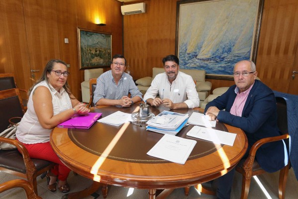 La disputa por las paradas anti-acoso: el PP las defiende; el PSOE pide que se rectifiquen 