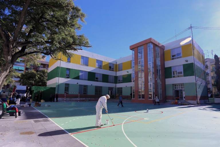 El conflicto de la limpieza de colegios de Alicante: balances con padres y directores y despidos