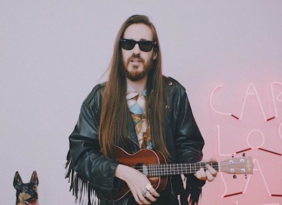 Carlos Sadness, un hombre pegado a un ukelele

